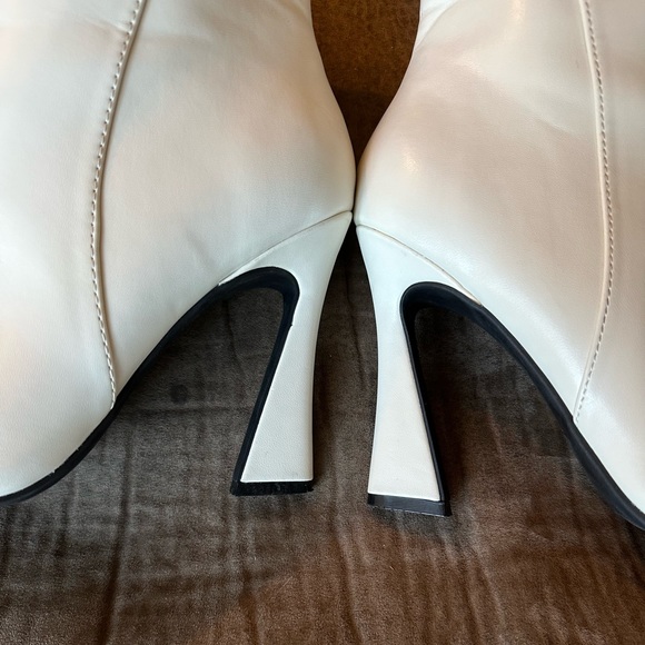 Nine West Torrie Boots, White, Size 9 - Picture 4 of 8